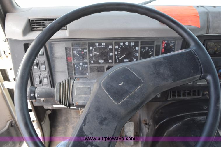 image for item J8481 2001 International 8100 applicator truck