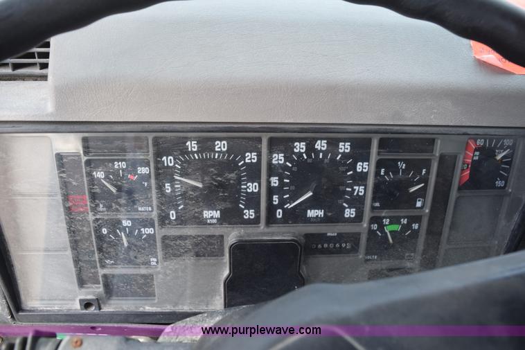 image for item J8481 2001 International 8100 applicator truck