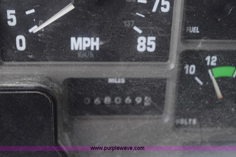 image for item J8481 2001 International 8100 applicator truck