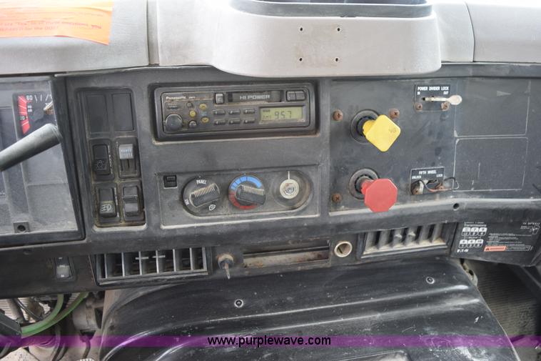 image for item J8481 2001 International 8100 applicator truck