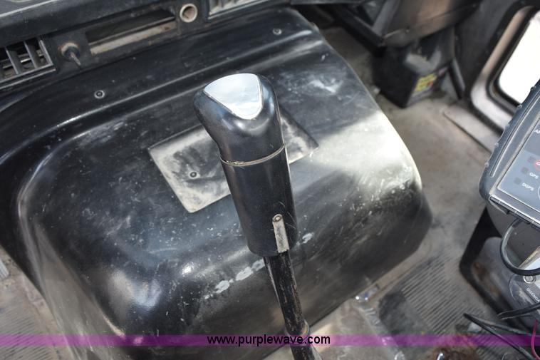 image for item J8481 2001 International 8100 applicator truck