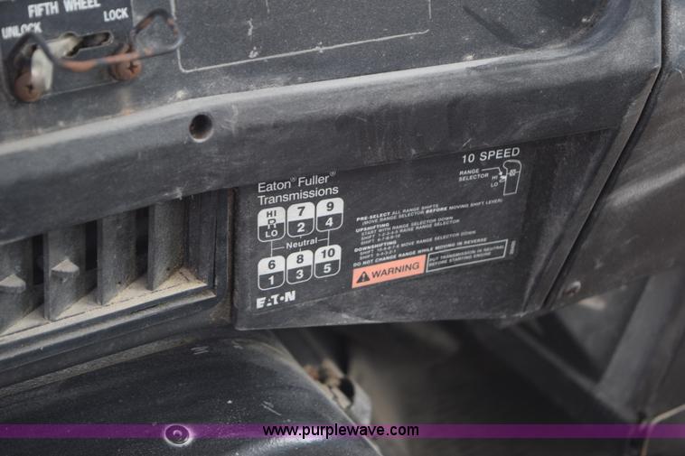 image for item J8481 2001 International 8100 applicator truck