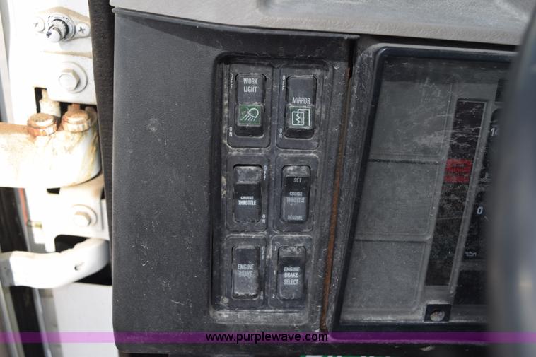 image for item J8481 2001 International 8100 applicator truck