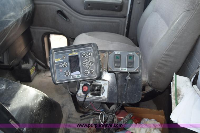 image for item J8481 2001 International 8100 applicator truck