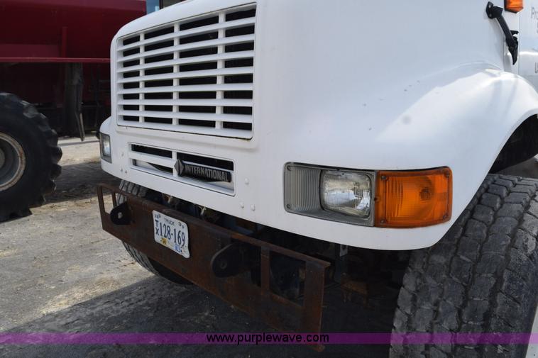 image for item J8481 2001 International 8100 applicator truck