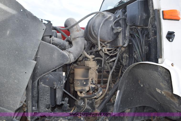 image for item J8481 2001 International 8100 applicator truck