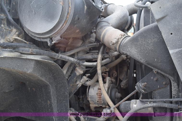 image for item J8481 2001 International 8100 applicator truck