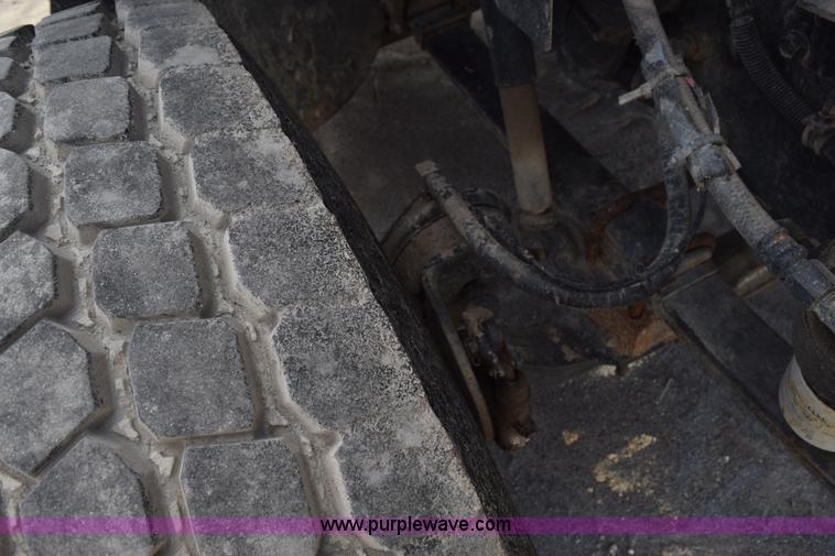 image for item J8481 2001 International 8100 applicator truck