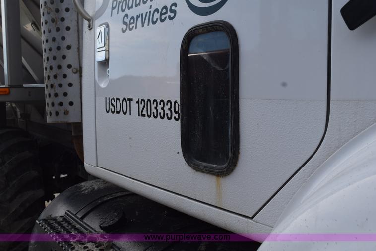 image for item J8481 2001 International 8100 applicator truck