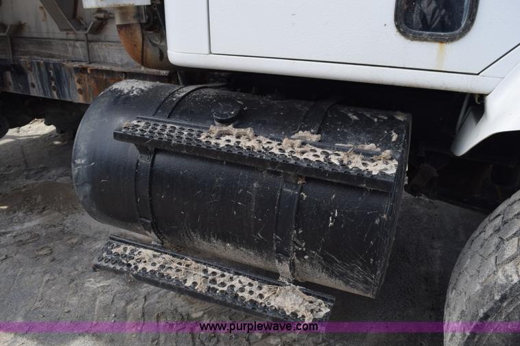 image for item J8481 2001 International 8100 applicator truck