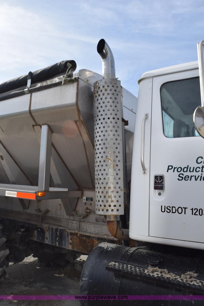 image for item J8481 2001 International 8100 applicator truck