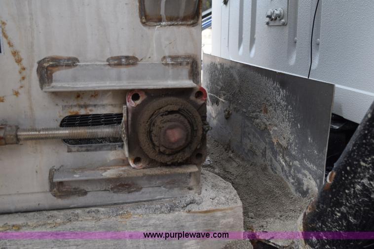 image for item J8481 2001 International 8100 applicator truck