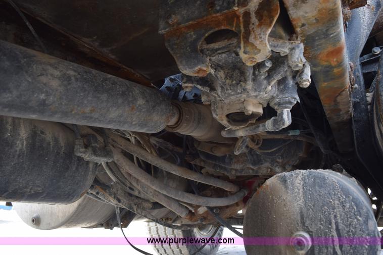 image for item J8481 2001 International 8100 applicator truck