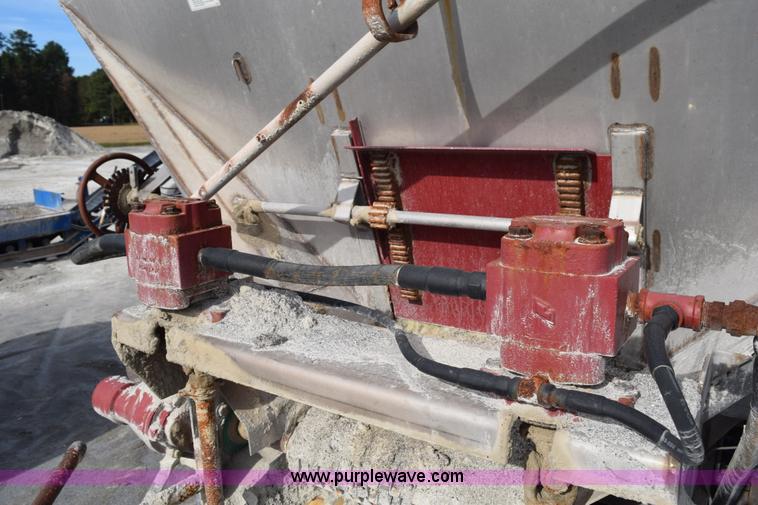 image for item J8481 2001 International 8100 applicator truck