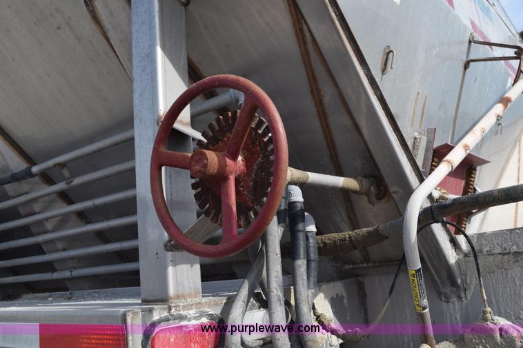 image for item J8481 2001 International 8100 applicator truck