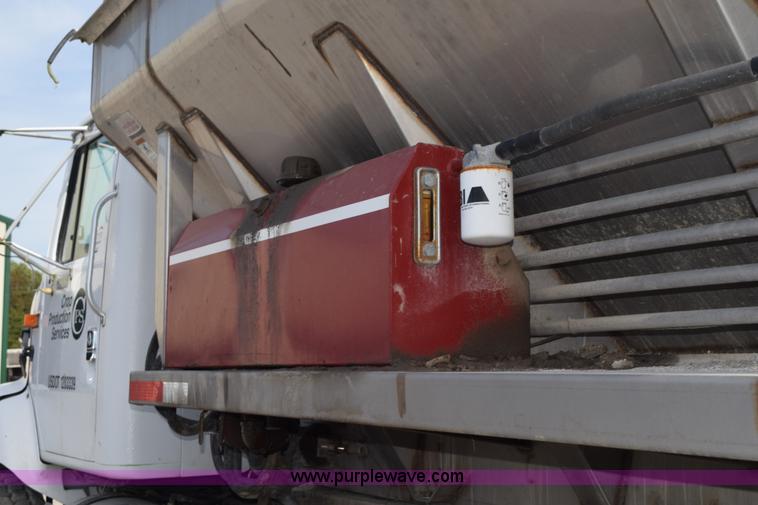 image for item J8481 2001 International 8100 applicator truck