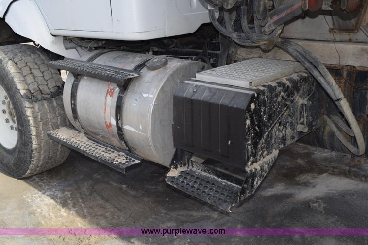 image for item J8481 2001 International 8100 applicator truck