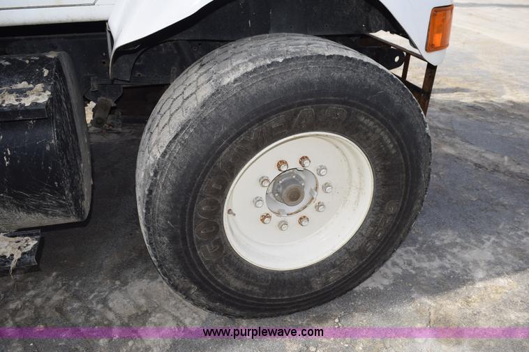 image for item J8481 2001 International 8100 applicator truck