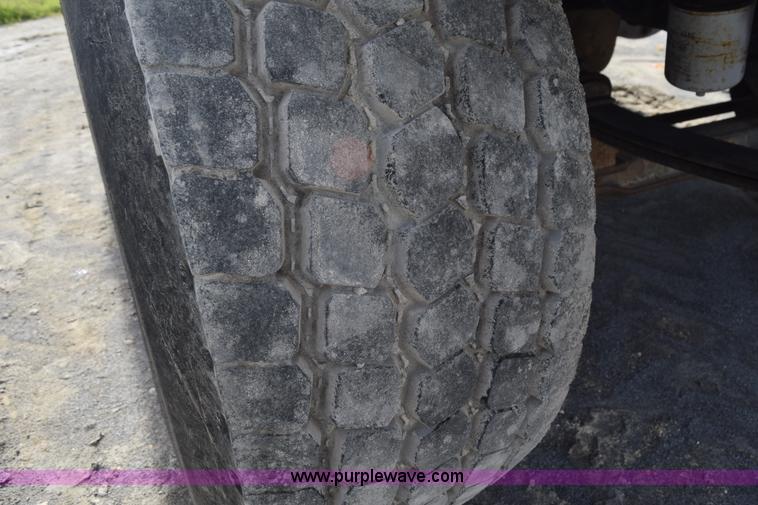 image for item J8481 2001 International 8100 applicator truck