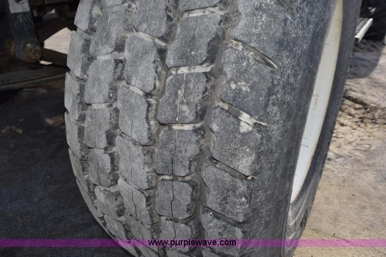 image for item J8481 2001 International 8100 applicator truck