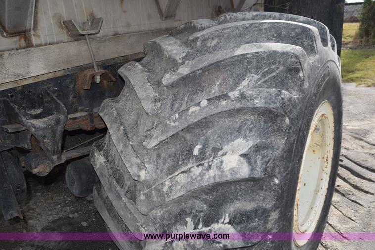 image for item J8481 2001 International 8100 applicator truck