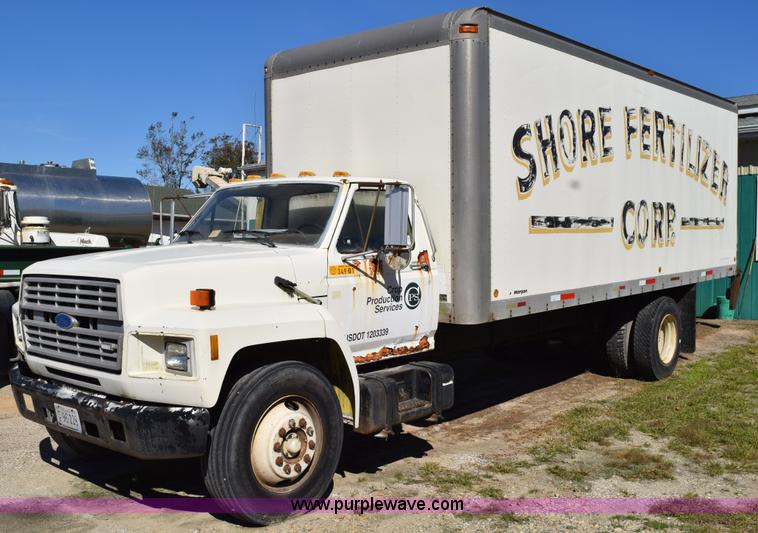 image for item J8482 1985 Ford F700 box truck