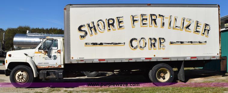 image for item J8482 1985 Ford F700 box truck