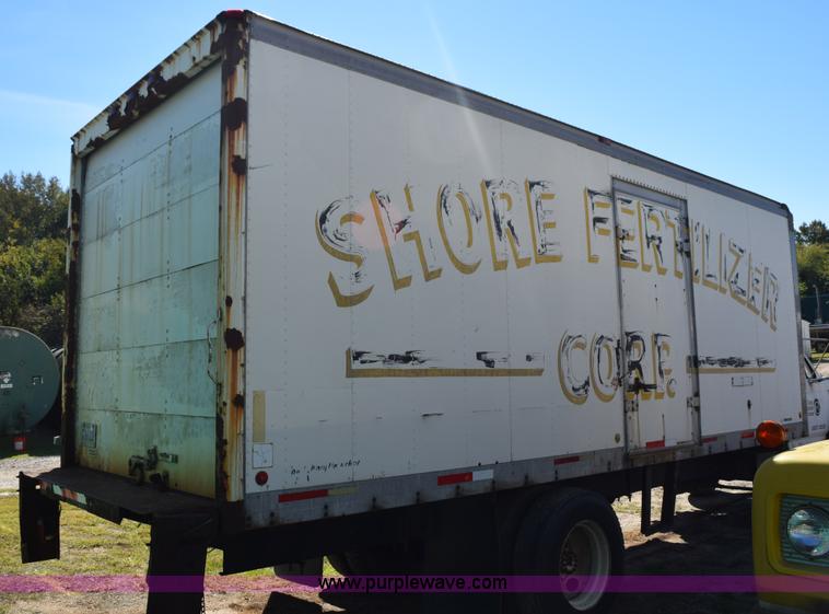 image for item J8482 1985 Ford F700 box truck