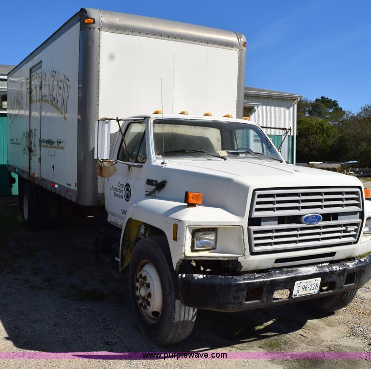 image for item J8482 1985 Ford F700 box truck