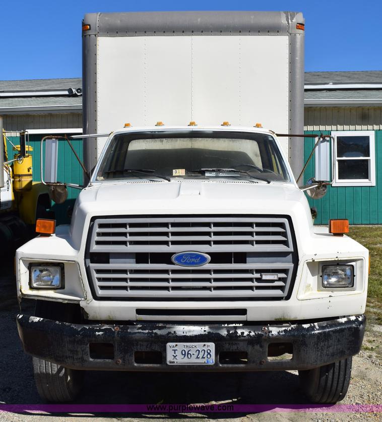 image for item J8482 1985 Ford F700 box truck