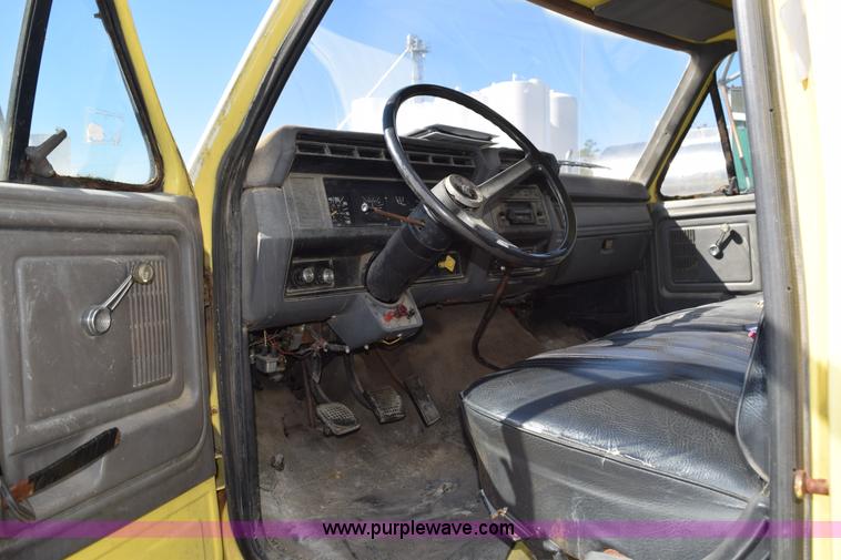 image for item J8482 1985 Ford F700 box truck