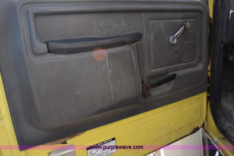image for item J8482 1985 Ford F700 box truck