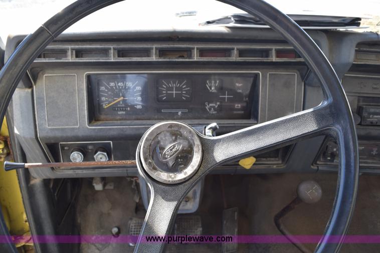 image for item J8482 1985 Ford F700 box truck