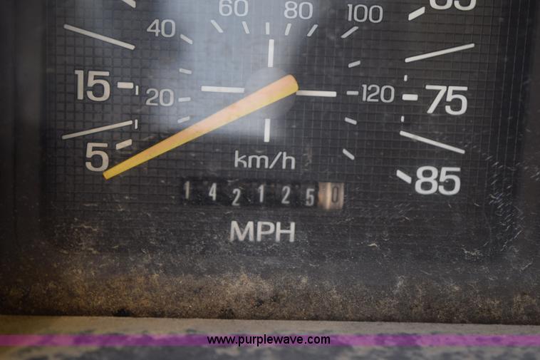 image for item J8482 1985 Ford F700 box truck