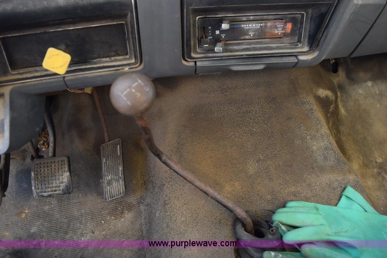 image for item J8482 1985 Ford F700 box truck