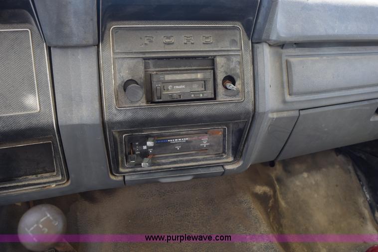 image for item J8482 1985 Ford F700 box truck