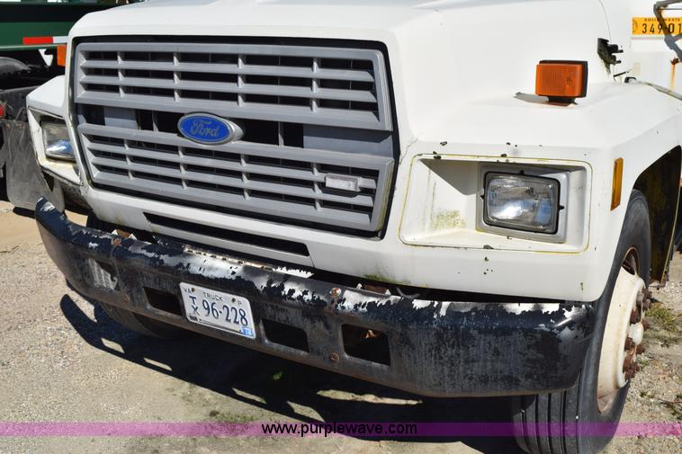 image for item J8482 1985 Ford F700 box truck