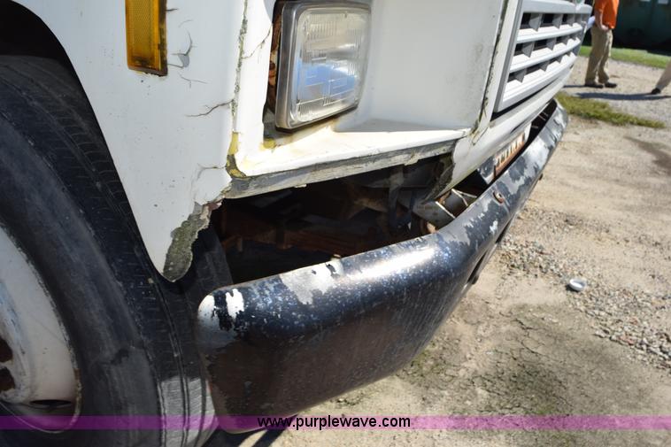 image for item J8482 1985 Ford F700 box truck