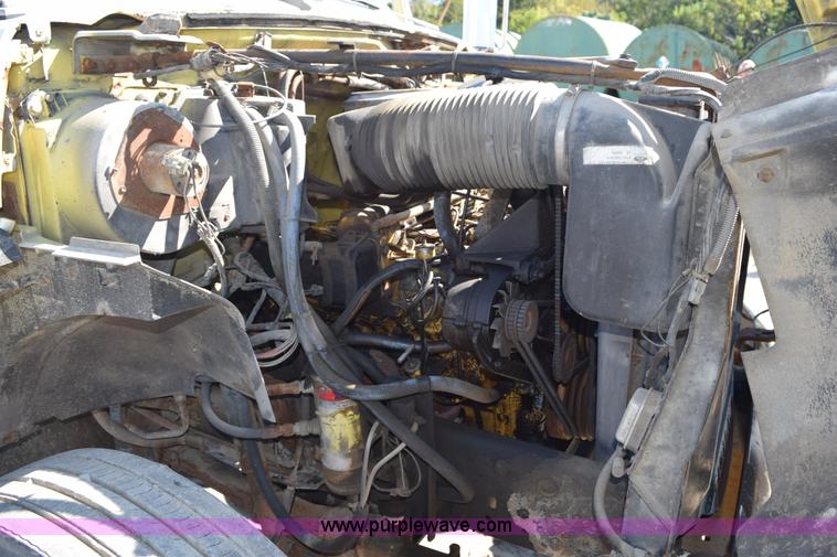 image for item J8482 1985 Ford F700 box truck