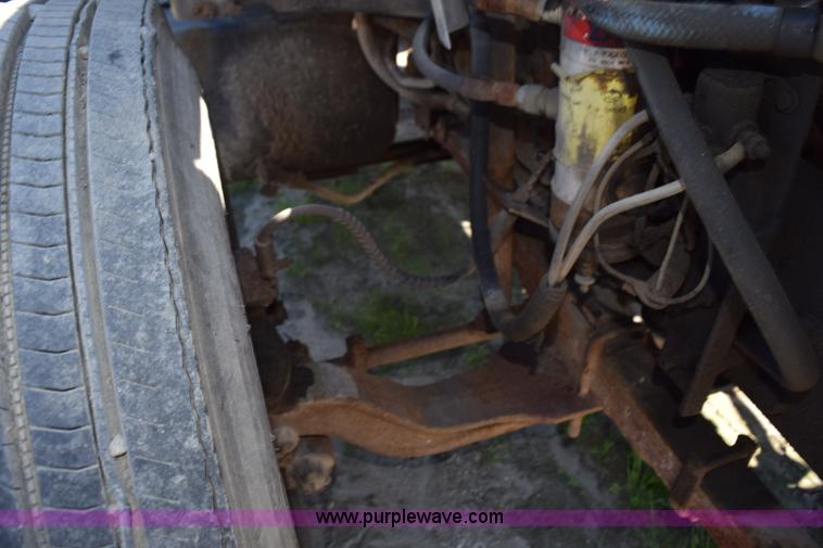 image for item J8482 1985 Ford F700 box truck