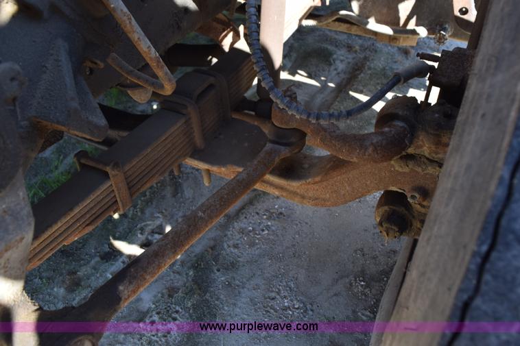 image for item J8482 1985 Ford F700 box truck