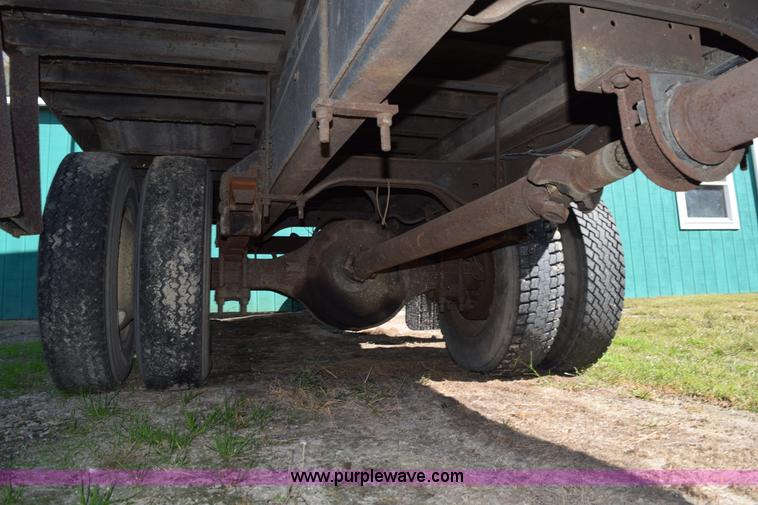 image for item J8482 1985 Ford F700 box truck