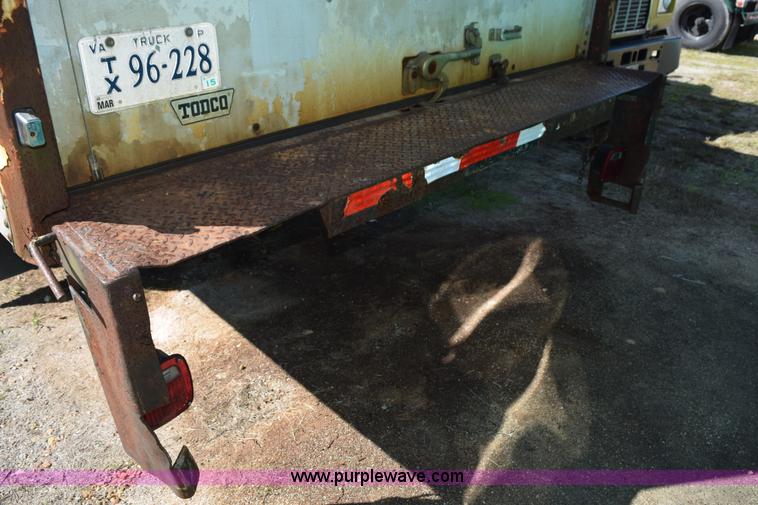 image for item J8482 1985 Ford F700 box truck