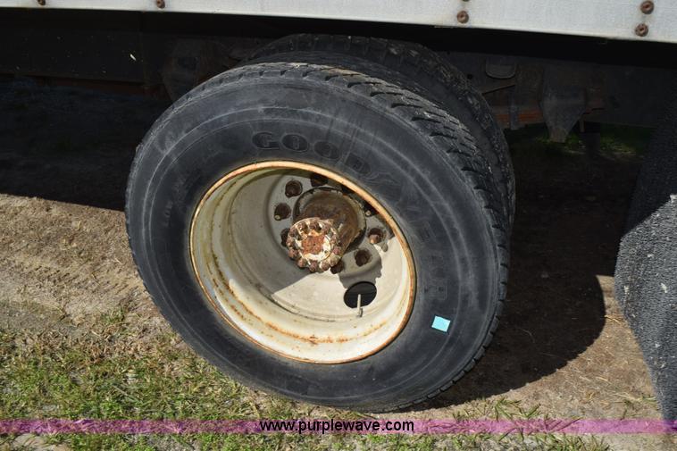 image for item J8482 1985 Ford F700 box truck