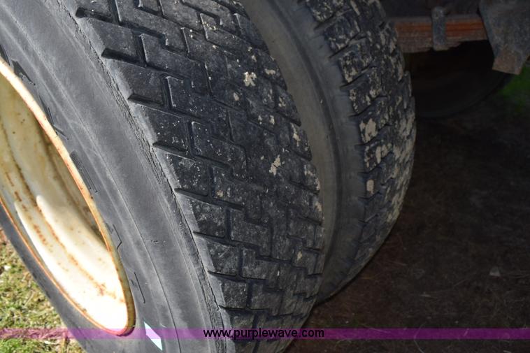 image for item J8482 1985 Ford F700 box truck