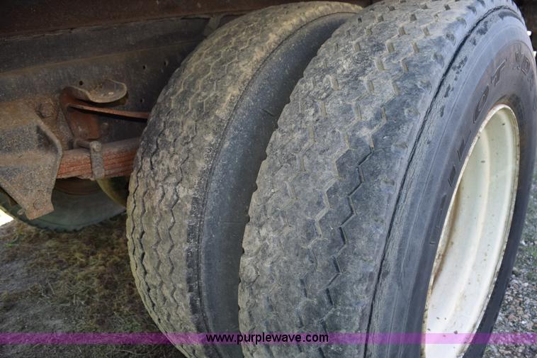 image for item J8482 1985 Ford F700 box truck