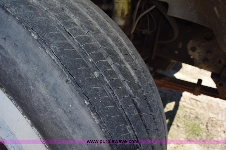 image for item J8482 1985 Ford F700 box truck