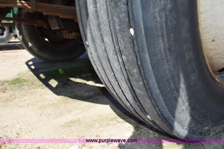 image for item J8482 1985 Ford F700 box truck