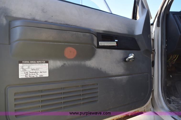 image for item J8483 1999 Chevrolet C7500 applicator truck