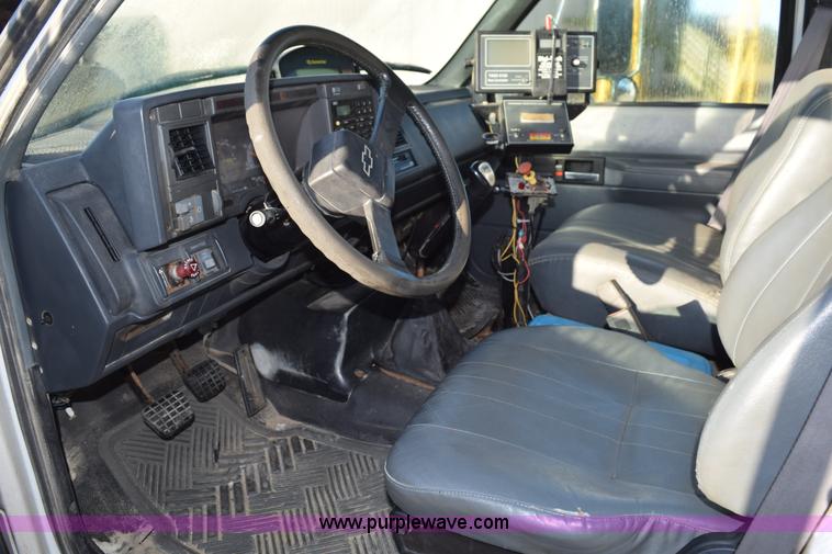 image for item J8483 1999 Chevrolet C7500 applicator truck